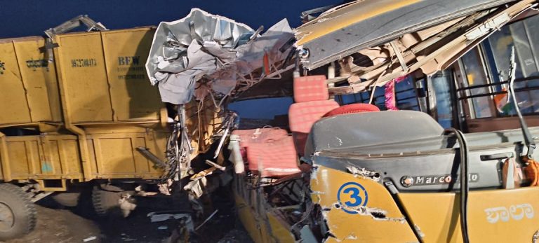 ಶಾಲಾ ಬಸ್-ಟ್ರ್ಯಾಕ್ಟರ್ ಮಧ್ಯೆ ಭೀಕರ ಅಪಘಾತ: ನಾಲ್ವರು ಮಕ್ಕಳು ಸಾವು ಶಾಲಾ ಬಸ್-ಟ್ರ್ಯಾಕ್ಟರ್ ಮಧ್ಯೆ ಭೀಕರ ಅಪಘಾತ: ನಾಲ್ವರು ಮಕ್ಕಳು ಸಾವು