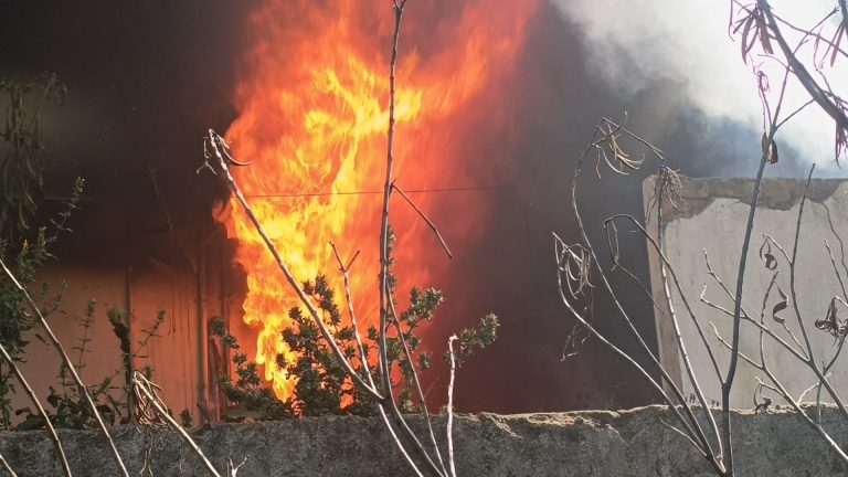 ನಿವೃತ್ತ ತಹಶೀಲ್ದಾರ್ ಮನೆಗೆ ಬೆಂಕಿ: ಹಾನಿ