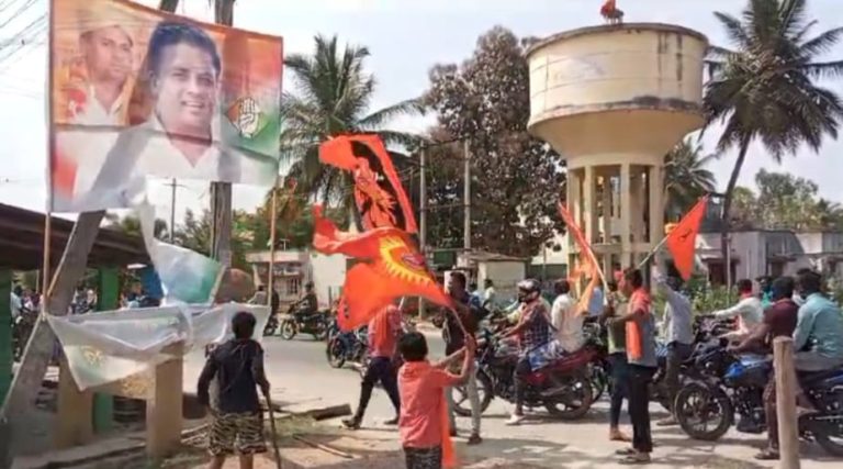 ಹನುಮ ಧ್ವಜ ತೆರವು ಖಂಡಿಸಿ ಪಾದಯಾತ್ರೆ: ಕಾಂಗ್ರೆಸ್ ಮುಖಂಡರ ಫ್ಲೆಕ್ಸ್ ಹರಿದು ಆಕ್ರೋಶ
