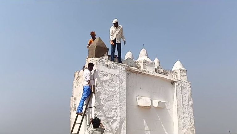 ಧಾರವಾಡ ಸ್ಟೇಟಸ್ ಪ್ರಕರಣ: ಈದ್ಗಾ ಗುಂಬಜ್ ಕೆಡವಿದ ಉದ್ರಿಕ್ತರು