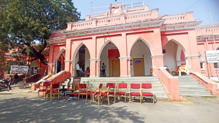 ಸಿವಿಲ್ ನ್ಯಾಯಾಲಯ ಆದೇಶ: ಎಸಿ ಕಚೇರಿ ಪೀಠೋಪಕರಣ ಜಪ್ತಿ