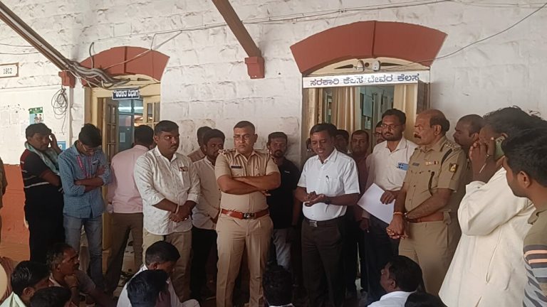 ದನಗಳ ಹಾವಳಿ ತಪ್ಪಿಸಲು ಆಗ್ರಹಿಸಿ ತಹಸೀಲ್ದಾರ್ ಕಚೇರಿಗೆ ಮುತ್ತಿಗೆ