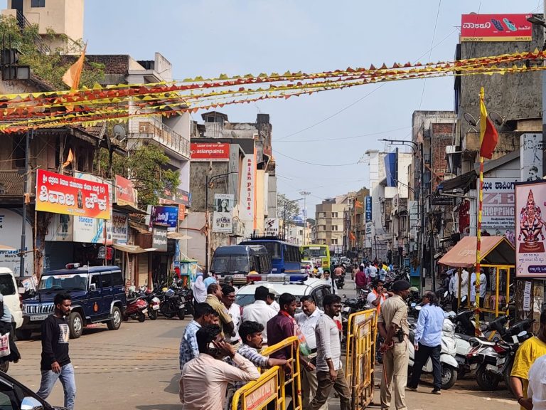 ಅಘೋಷಿತ ಬಂದ್ ವಾತಾವರಣ