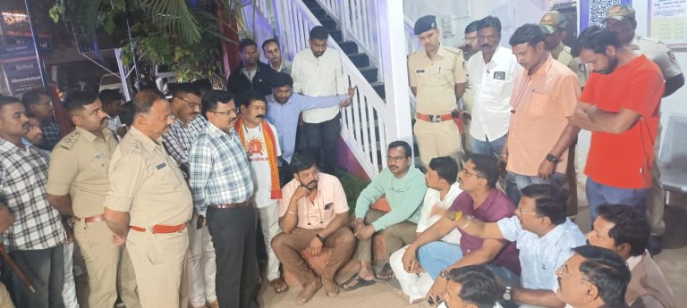 ರಾಮಜನ್ಮಭೂಮಿ ಹೋರಾಟಗಾರನ ಬಂಧನ: ಹಿಂದೂ ಸಂಘಟನೆಗಳ ಆಕ್ರೋಶ, ಠಾಣೆಗೆ ಮುತ್ತಿಗೆ