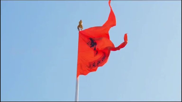 ಹನುಮಧ್ವಜ ಕೆಳಗಿಳಿಸಿದ ಪೊಲೀಸರು: ಸ್ಥಳೀಯರ ಮೇಲೆ ಲಾಠಿ ಚಾರ್ಜ್‌, ಗ್ರಾಮ ಉದ್ವಿಗ್ನ