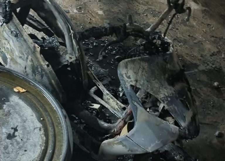 ಮನೆ ಮುಂದೆ ನಿಲ್ಲಿಸಿದ್ದ ಗಾಡಿಗೆ ಬೆಂಕಿ ಹಚ್ಚಿದ ಪುಂಡರು