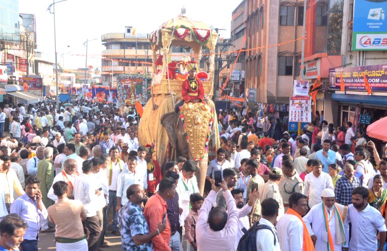 5555 ಕೆಜಿ ತೂಕದ ನಾಣ್ಯಗಳಿಂದ ಸ್ವಾಮೀಜಿ ತುಲಾಭಾರ