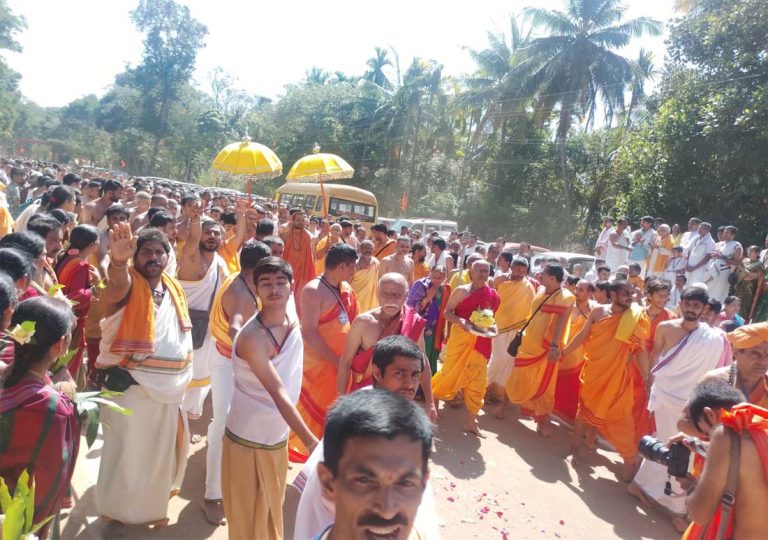ಶಿಷ್ಯ ಪರಿಗ್ರಹಣದ ಐತಿಹಾಸಿಕ ಕ್ಷಣಕ್ಕೆ ಸಾಕ್ಷಿಯಾದ ಭಕ್ತರು