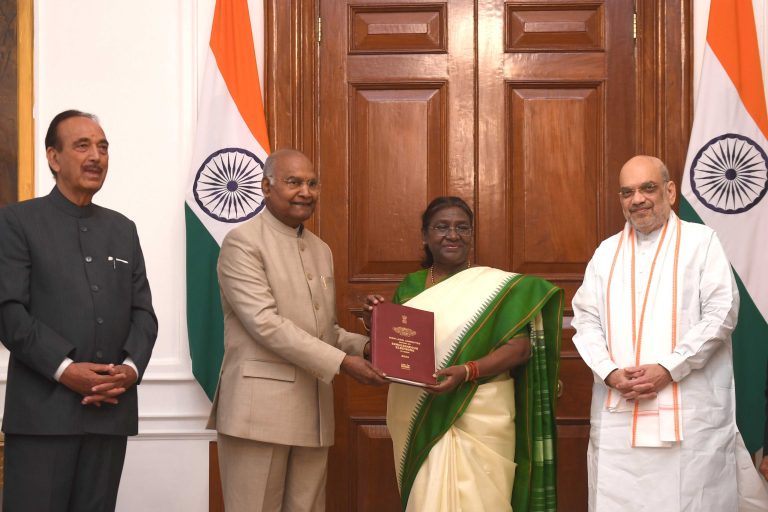 ‘ಒಂದು ರಾಷ್ಟ್ರ, ಒಂದು ಚುನಾವಣೆ’: ರಾಷ್ಟ್ರಪತಿಗೆ ವರದಿ ಸಲ್ಲಿಕೆ ‘ಒಂದು ರಾಷ್ಟ್ರ, ಒಂದು ಚುನಾವಣೆ’: ರಾಷ್ಟ್ರಪತಿಗೆ ವರದಿ ಸಲ್ಲಿಕೆ