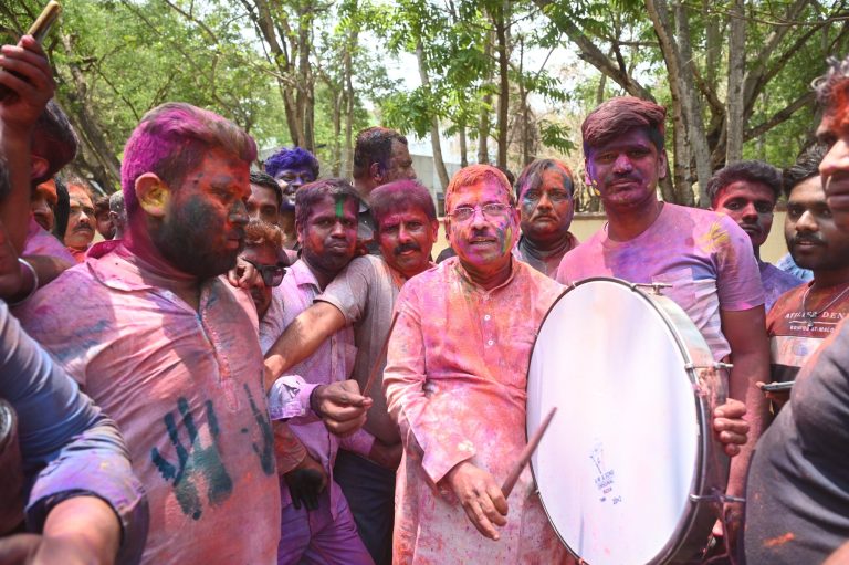 ಬದುಕಿನ ಬಣ್ಣಗಳನ್ನು ಪ್ರೀತಿಪಾತ್ರರೊಂದಿಗೆ ಹಂಚಿಕೊಳ್ಳುವ ಸುದಿನ