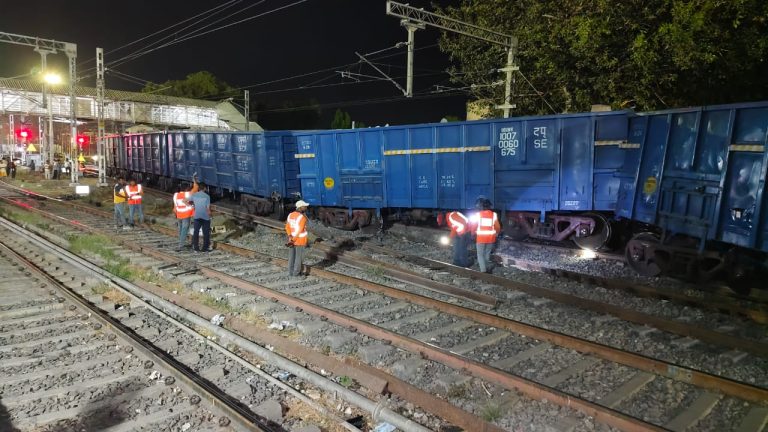 ರೈಲು ಹಳಿ ಛಿದ್ರ, ನೆಲಕ್ಕುರುಳಿದ ಗೂಡ್ಸ್