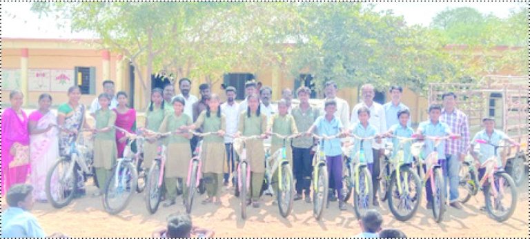 ಕೂಲಿ ಮಾಡಿದ ಹಣದಿಂದ ವಿದ್ಯಾರ್ಥಿಗಳಿಗೆ ಸೈಕಲ್
