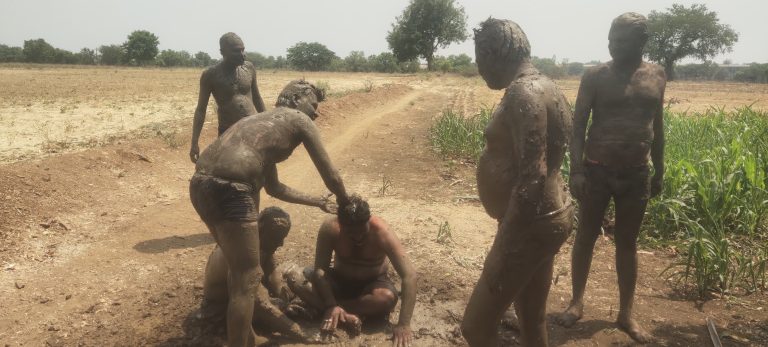 ರಾಸಾಯನಿಕ ಬಣ್ಣಕ್ಕೆ ಬೈ, ಮಣ್ಣಿಗೆ ಜೈ…