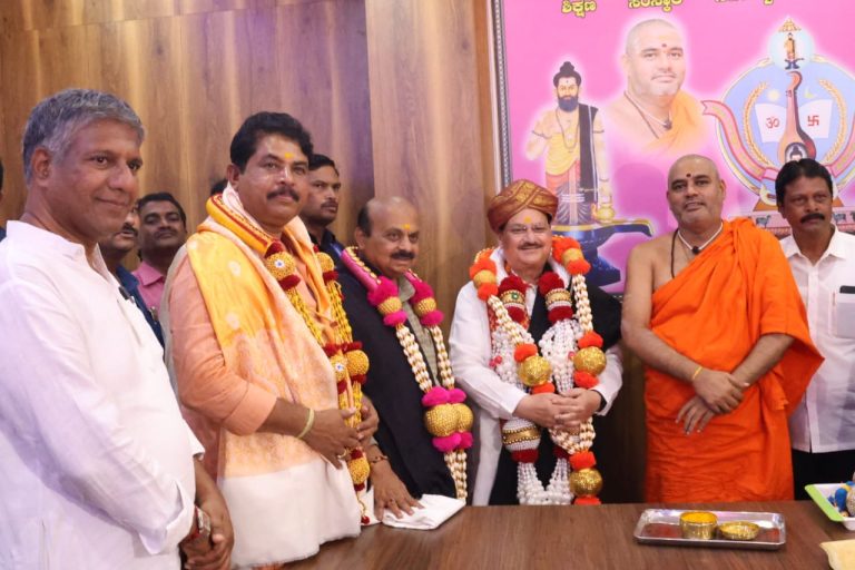 ಕಾಗಿನೆಲೆ ಗುರುಪೀಠಕ್ಕೆ ನಡ್ಡಾ-ಬೊಮ್ಮಾಯಿ ಭೇಟಿ