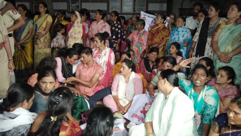 ಸಂಜಯ ಪಾಟೀಲ ಮನೆ ಎದುರು ಮಹಿಳೆಯರ ಪ್ರತಿಭಟನೆ