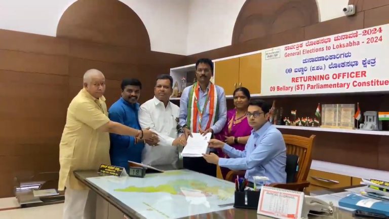 ಬಳ್ಳಾರಿ: ಕಾಂಗ್ರೆಸ್ ಅಭ್ಯರ್ಥಿ ತುಕಾರಾಮ್ ನಾಮಪತ್ರ ಸಲ್ಲಿಕೆ