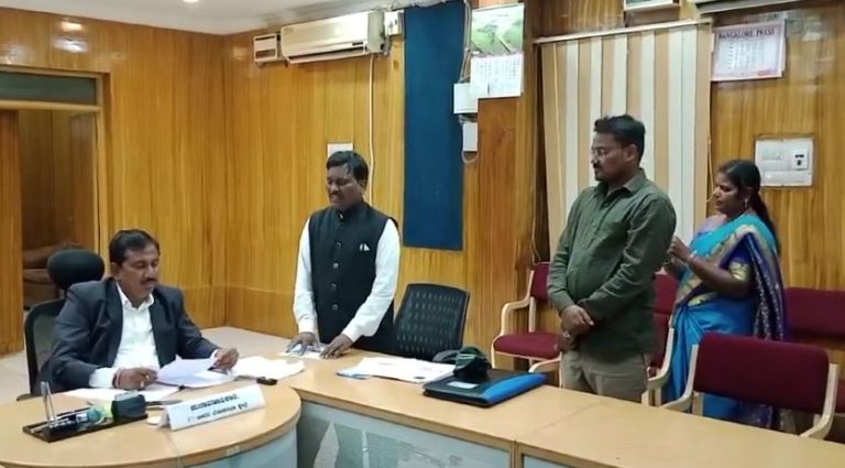 ಅಂಧ ವ್ಯಕ್ತಿಯಿಂದ ನಾಮಪತ್ರ ಸಲ್ಲಿಕೆ