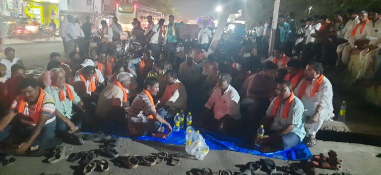 ಬಿಜೆಪಿ ಮುಖಂಡನ ಮೇಲೆ ಹಲ್ಲೆ: ಪೊಲೀಸ್ ಠಾಣೆ ಎದುರು ಧರಣಿ