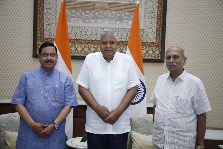 ಕೆಎಲ್ ಇ ಘಟಿಕೋತ್ಸವಕ್ಕೆ ಉಪರಾಷ್ಟ್ರಪತಿಗೆ ಸಚಿವ ಪ್ರಲ್ಹಾದ ಜೋಶಿ ಆಹ್ವಾನ