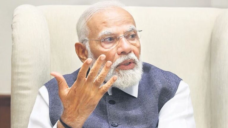 ತಾಯಂದಿರ ದಿನ: ವಿಶೇಷ ಉಡುಗರೆ ಸ್ವೀಕರಿಸಿದ ಮೋದಿ