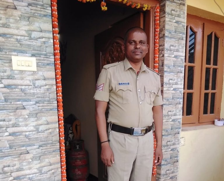 ರೈಲ್ವೆ ಹಳಿಗೆ ಬಿದ್ದು ಪೊಲೀಸ್ ಕಾನ್ ಸ್ಟೇಬಲ್ ಆತ್ಮಹತ್ಯೆ ರೈಲ್ವೆ ಹಳಿಗೆ ಬಿದ್ದು ಪೊಲೀಸ್ ಕಾನ್ ಸ್ಟೇಬಲ್ ಆತ್ಮಹತ್ಯೆ