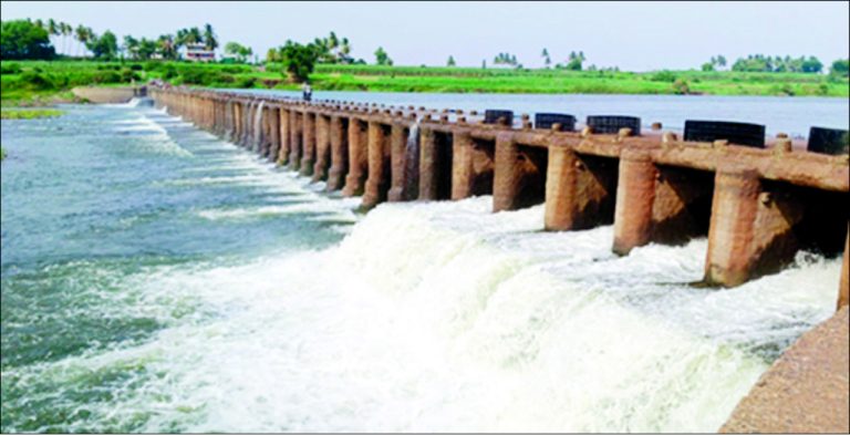 ಬ್ಯಾರೇಜ್ ಮೇಲಿಂದ ಹರಿದುಬಂದ ಕೃಷ್ಣೆ