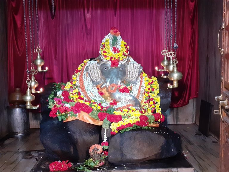 ದೇವರ ಮುಖವಾಡ ಕದ್ದು ಪರಾರಿ