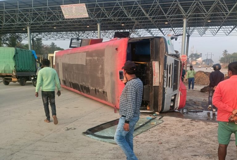 ಕೆಎಸ್‌ಆರ್‌ಟಿಸಿ ಬಸ್ ಪಲ್ಟಿ