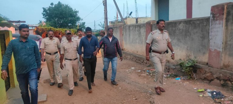 ರೌಡಿಶೀಟರ್ ಮನೆ ಮೇಲೆ ದಾಳಿ, ಖಡಕ್ ಎಚ್ಚರಿಕೆ