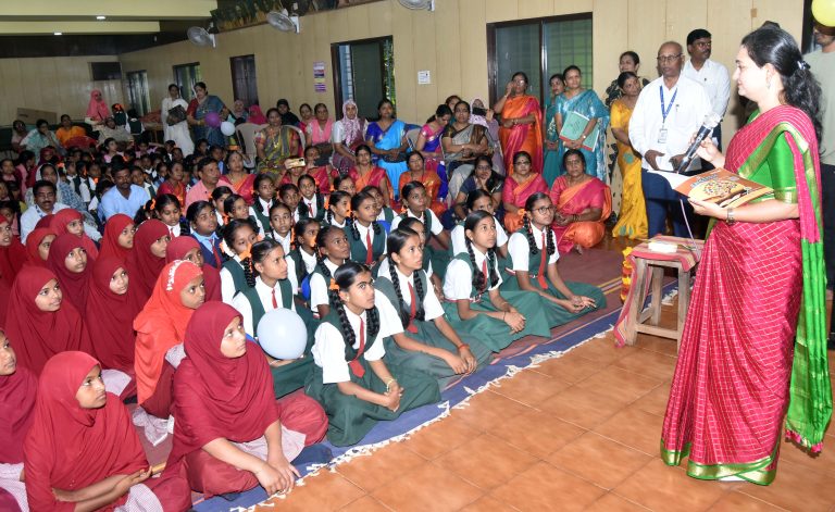 ಜಿಲ್ಲಾಧಿಕಾರಿ ದಿವ್ಯಾ ಪ್ರಭು ಇಂಗ್ಲಿಷ್ ಮೇಡಂ
