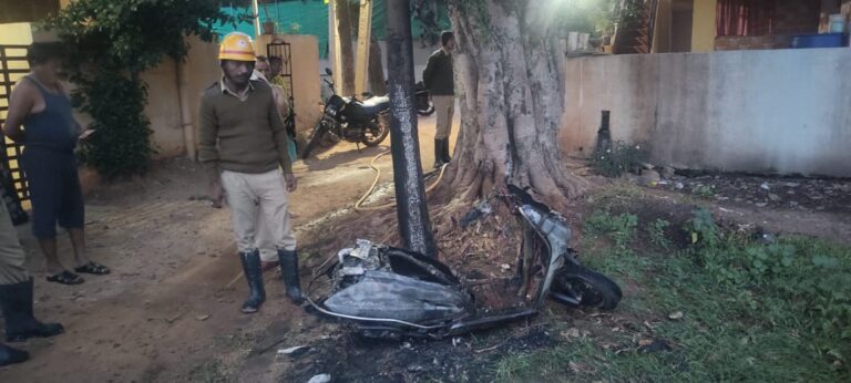 ಬೆಳ್ಳಂಬೆಳಗ್ಗೆ ದ್ವಿ ಚಕ್ರ ವಾಹನಕ್ಕೆ ಬೆಂಕಿ ಹಚ್ಚಿದ ದುಷ್ಕರ್ಮಿಗಳು