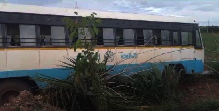 ಚಾಲಕನಿಗೆ ತಲೆಸುತ್ತು: ಜಮೀನಿಗೆ ಇಳಿದ ಬಸ್‌