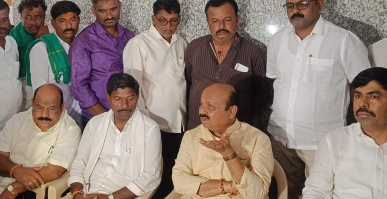 ಗೊಬ್ಬರ ಸಿಗುತ್ತಿಲ್ಲ, ಕೃಷಿ ಇಲಾಖೆ ರೈತ ವಿರೋಧಿಯಾಗಿದೆ