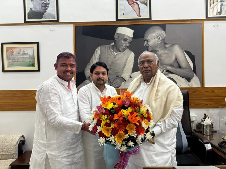 ಮೂರಂಕಿ ತಲುಪಿದ ಕಾಂಗ್ರೆಸ್!