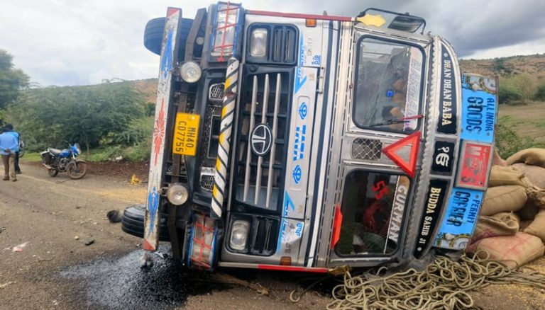 ಹೆದ್ದಾರಿಯಲ್ಲೇ ಮಗುಚಿಬಿದ್ದ ಲಾರಿ