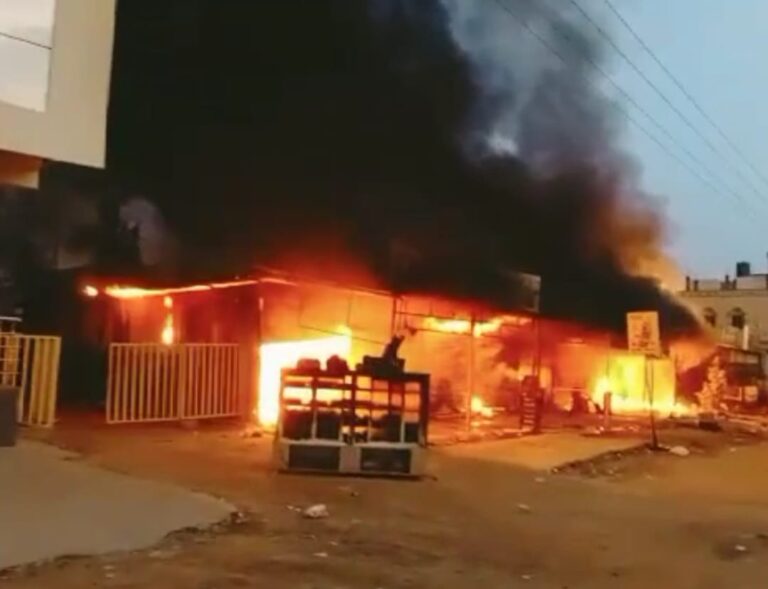 ಬೆಂಕಿ ಕೆನ್ನಾಲಿಗೆಗೆ ೯ ಅಂಗಡಿಗಳು ಭಸ್ಮ: ಅಪಾರ ಹಾನಿ