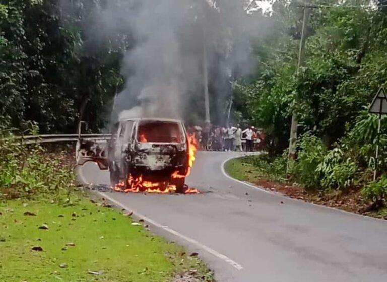 ಚಲಿಸುತ್ತಿದ್ದ ಕಾರಿನಲ್ಲಿ ಬೆಂಕಿ: ರಸ್ತೆ ಮಧ್ಯೆ ಹೊತ್ತಿ ಉರಿದ ಓಮ್ನಿ