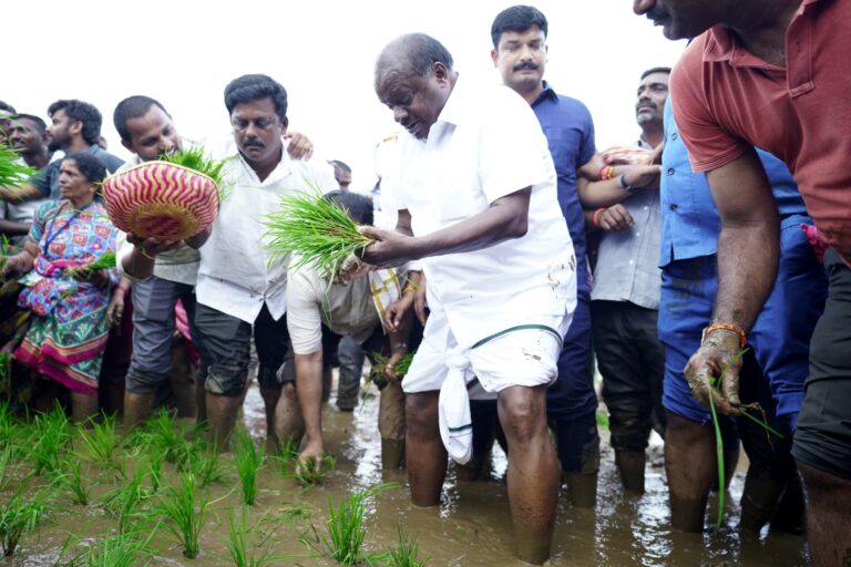 ಭತ್ತ ನಾಟಿ ಮಾಡಿದ ಕುಮಾರಸ್ವಾಮಿ