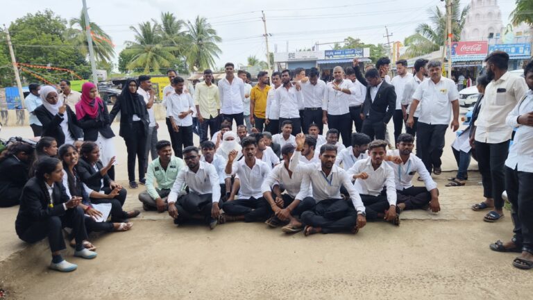 ಪ್ರವೇಶ ಶುಲ್ಕ: ಕಾನೂನು ವಿದ್ಯಾರ್ಥಿಗಳ ಪ್ರತಿಭಟನೆ
