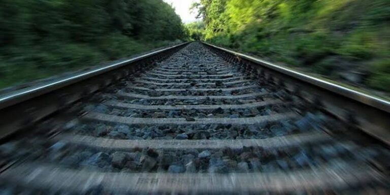 ರೈಲ್ವೆ ಟ್ರ್ಯಾಕ್ ಗೆ ತಲೆಕೊಟ್ಟು ವ್ಯಕ್ತಿ ಆತ್ಮಹತ್ಯೆ