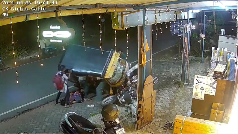 ರಿಕ್ಷಾ ಡಿಕ್ಕಿ: ಆಟೋ ಮೇಲೆತ್ತಿ ತಾಯಿ ರಕ್ಷಿಸಿದ ಪುತ್ರಿ