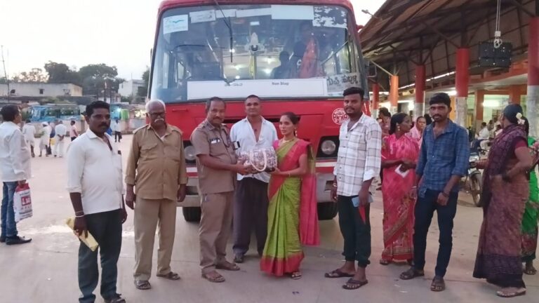 ಆಭರಣದ ಬ್ಯಾಗ:  ಪ್ರಯಾಣಿಕರಿಗೆ ತಲುಪಿಸಿದ ಸಾರಿಗೆ ನಿರ್ವಾಹಕ, ಚಾಲಕ