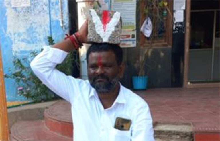 ವಾರ್ಡ್‌ಗೆ ಸೌಲಭ್ಯ ಆಗ್ರಹಿಸಿ: ನಗರಸಭೆ ಸದಸ್ಯನಿಂದ ತಲೆ ಮೇಲೆ ಕಲ್ಲು ಹೊತ್ತು ಪ್ರತಿಭಟನೆ