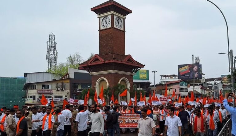 ಬಾಂಗ್ಲಾ ಹಿಂದುಗಳ ದೌರ್ಜನ್ಯ ಖಂಡಿಸಿ ಬೀದಿಗಿಳಿದ ಹಿಂದು ಕಾರ್ಯಕರ್ತರು