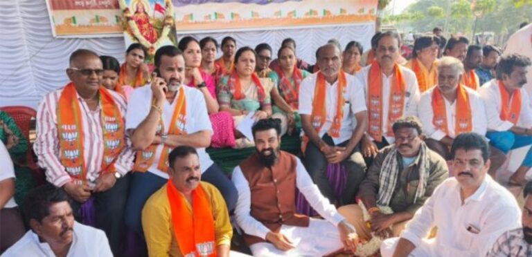 ಬಾಣಂತಿಯರ ಸರಣಿ ಸಾವು : ಮಾಜಿ ಸಚಿವ ಶ್ರೀರಾಮುಲು ಧರಣಿ