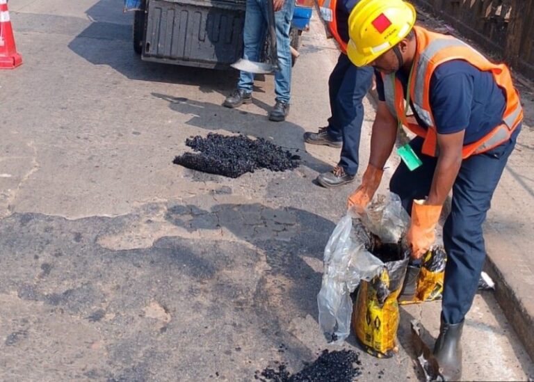ಹೊಂಡಗಳ ವಿಡಿಯೋ ವೈರಲ್‌: ಹೊಂಡ ಮುಚ್ಚಲು ಕಾರ್ಯಪ್ರವೃತ್ತ