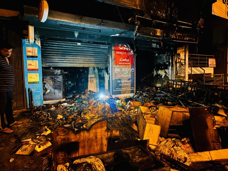 ಬೆಂಕಿ ಅವಘಡ: ಎಲೆಕ್ಟ್ರಿಕಲ್ ಅಂಗಡಿ ಸಂಪೂರ್ಣ ಭಸ್ಮ