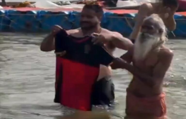 ಮಹಾಕುಂಭ ಮೇಳದಲ್ಲಿ ಮೊಳಗಿದ RCB ಮಹಾಕುಂಭ ಮೇಳದಲ್ಲಿ ಮೊಳಗಿದ RCB