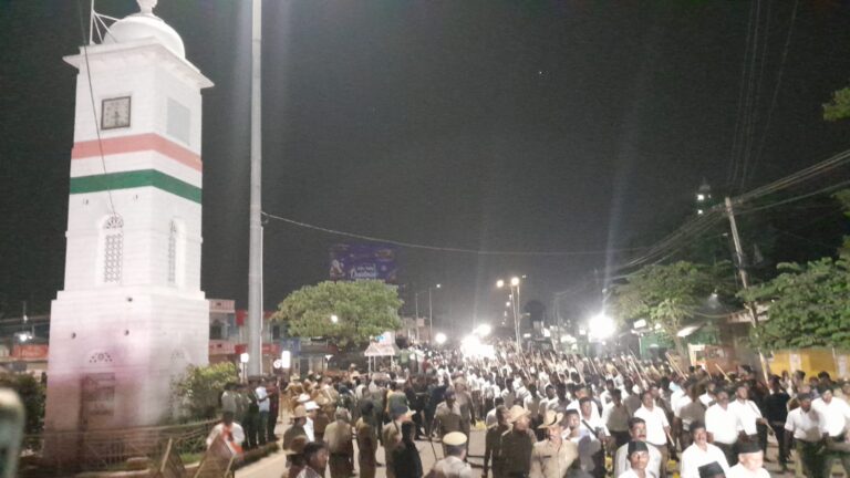 ಕೋಲಾರ: ಕ್ಲಾಕ್ಟವರ್ ಬಳಿ ಆರ್ಎಸ್ಎಸ್ ಪಥಸಂಚಲನ ಕೋಲಾರ: ಕ್ಲಾಕ್ಟವರ್ ಬಳಿ ಆರ್ಎಸ್ಎಸ್ ಪಥಸಂಚಲನ