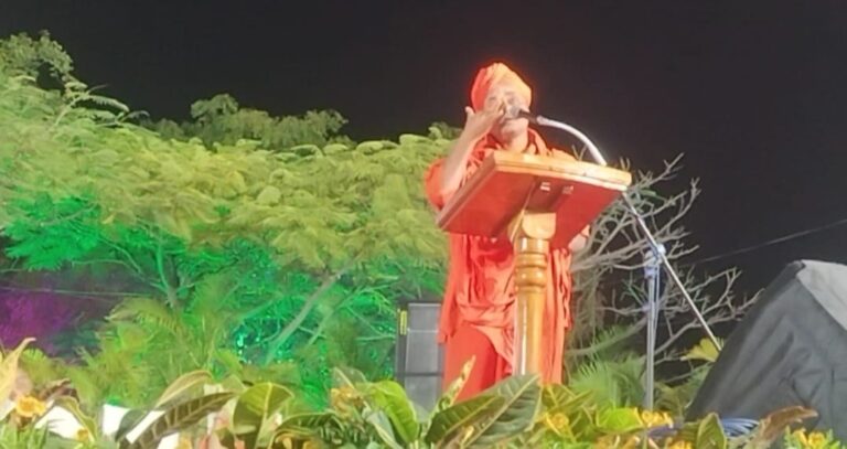 ಗವಿಮಠ ಬಿಟ್ಟು ಹೊರಗೆ ಕರೆದೊಯ್ಯದಿರಿ: ಗವಿಶ್ರೀ ಕಣ್ಣೀರು